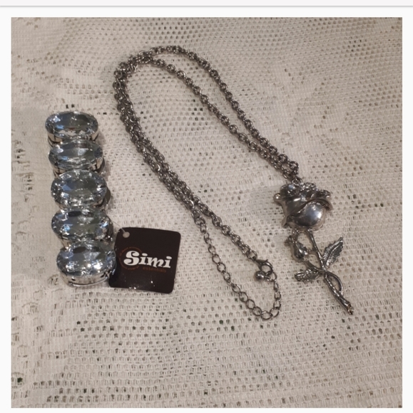 Necklaces & Bracelet - Picture 5 of 10